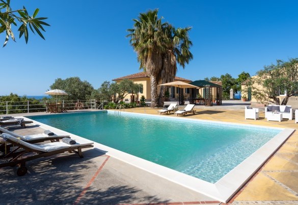 The pool area – Villa Le Sorbe