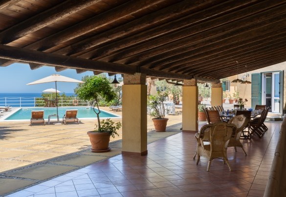 The outdoor dining area under the pergola of unit 1 – Villa Le Sorbe