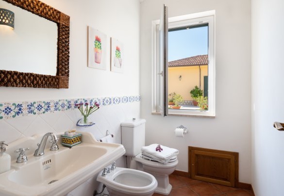 Guest bathroom in unit 1 – Villa Le Sorbe