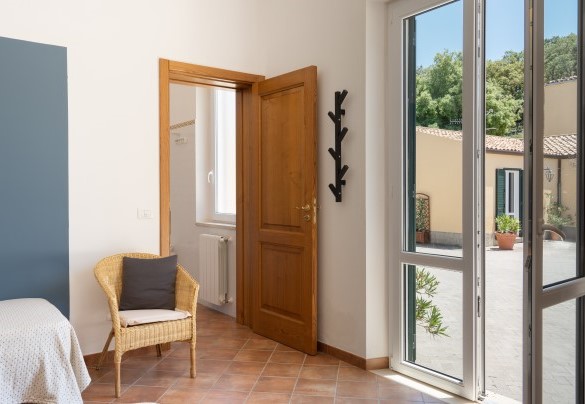 Accesso all’esterno della camera doppia (letti unibili) n. 5 in unità 2 – Villa Le Sorbe