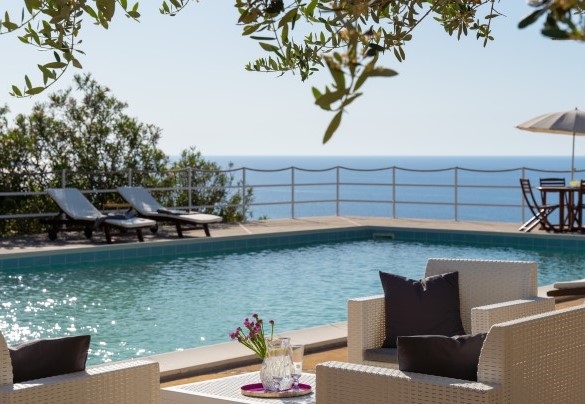 The lounge area by the pool – Villa Le Sorbe