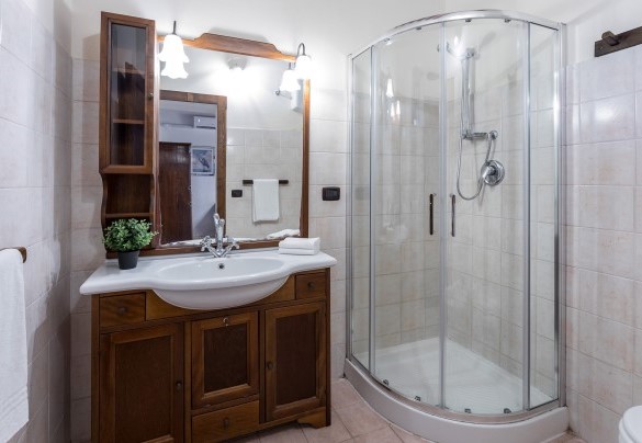 Bagno con doccia senza finestra al piano terra nell’unità 3 -Villa Le Tornaie