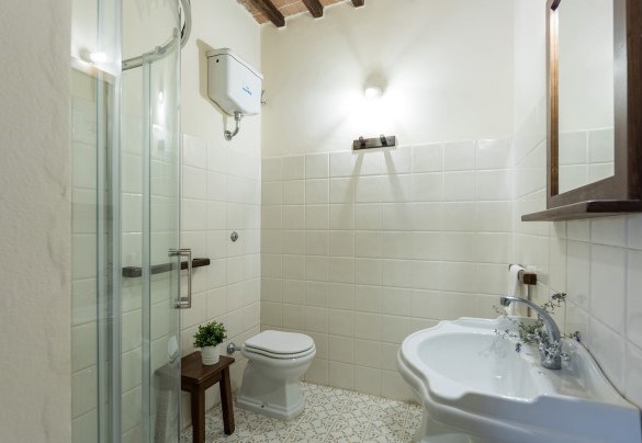 Bagno con doccia senza finestra al piano terra nell’unità 3 -Villa Le Tornaie