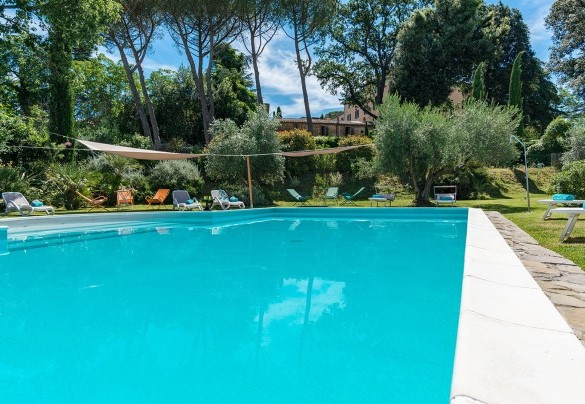  The beautiful swimming pool and the villa in the background - Villa Lemura