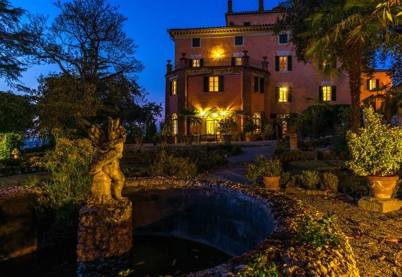 This attractive villa has been protagonist of sumptuous noble scenarios since 1690 - Villa Lemura