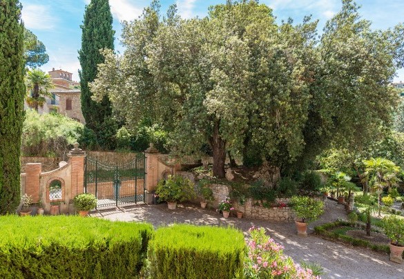 The iron gate of the property - Villa Lemura