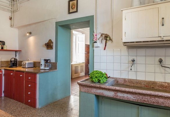  The kitchen communicates comfortably with the dining room - Villa Lemura