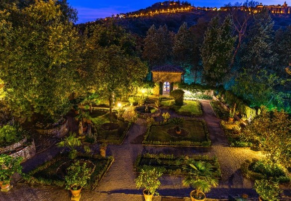 The suggestive garden illuminated at sunset - Villa Lemura
