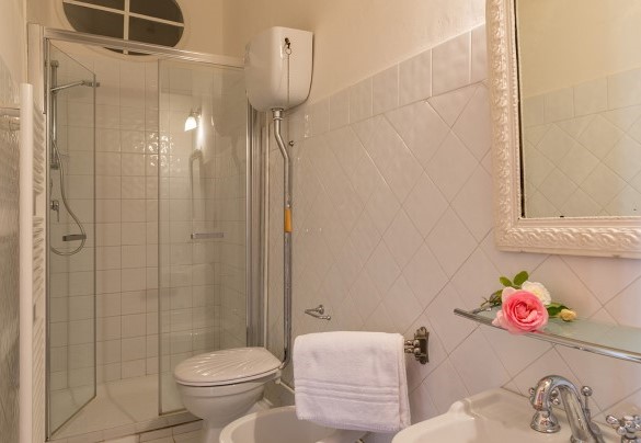 En suite bathroom with shower on the first floor - Villa Lemura