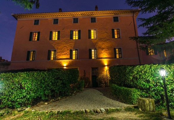 The magnificent property illuminated at night - Villa Lemura