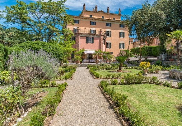 The magnificent property with the garden in front - Villa Lemura