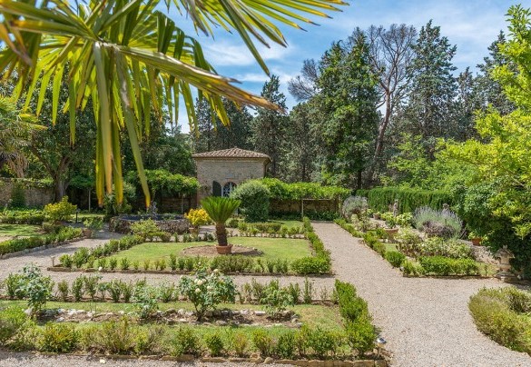 A well-kept Italian garden that leads to the entrance of a consecrated chapel - Villa Lemura