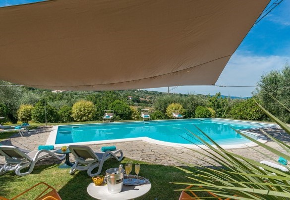 The pool measures 6 x 12 m with a constant depth of 1.60 m - Villa Lemura 