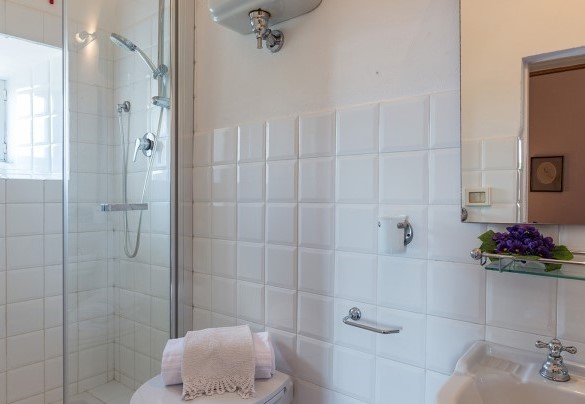 En suite bathroom with shower on the first floor - Villa Lemura