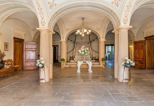 The entrance on the ground floor leads into a spacious frescoed hall with a large stone staircase - Villa Lemura 