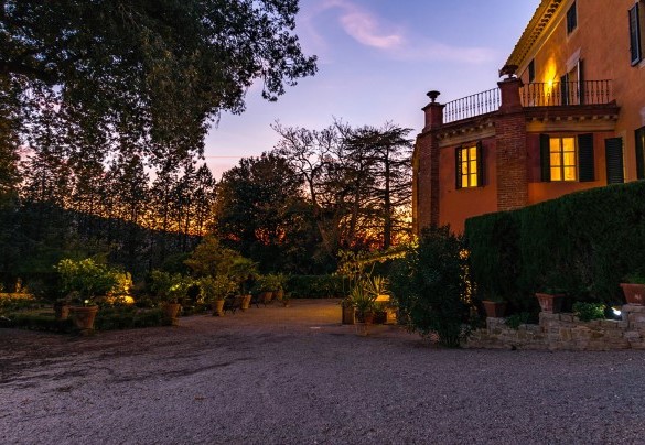 The square between the garden and the villa - Villa Lemura