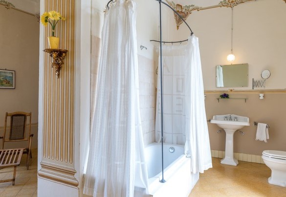En suite bathroom with tub on the first floor - Villa Lemura