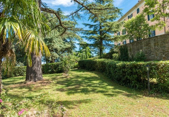 The park spreads over about two acres and is home to a wide variety of plants and flowers - Villa Lemura 