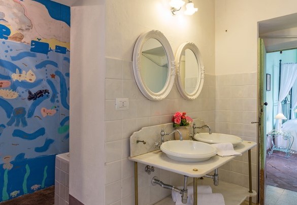 Bagno con vasca al primo piano - Villa Lemura