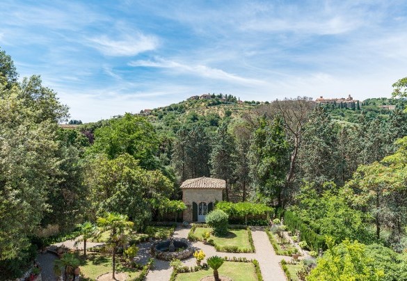 The well-kept Italian garden - Villa Lemura
