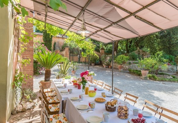 The table prepared for outdoor dining - Villa Lemura