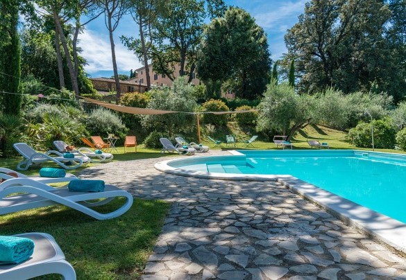 The pool and the sunbath area set up with sunbeds, gazebo and shower - Villa Lemura 