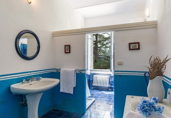 Bathroom with shower on the ground floor - Villa Lemura