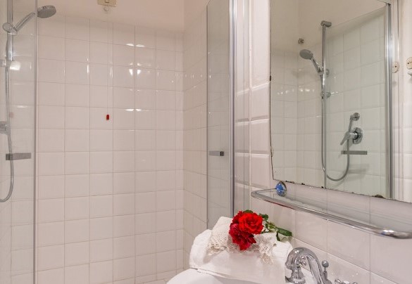 En suite bathroom with shower on the first floor - Villa Lemura
