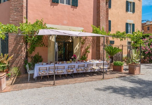 In front of the Italian garden is an attractive cool gazebo - Villa Lemura