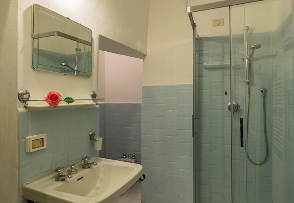 Bathroom with shower on the first floor - Villa Lemura