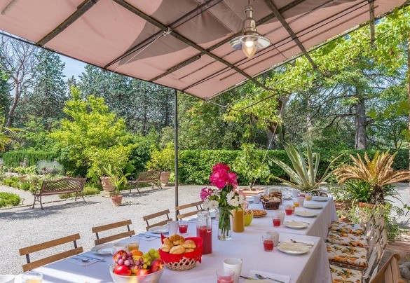 The lovely and fresh pergola with the table prepared for outdoor breakfasts - Villa Lemura