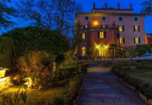 The illuminated villa seen from the garden - Villa Lemura