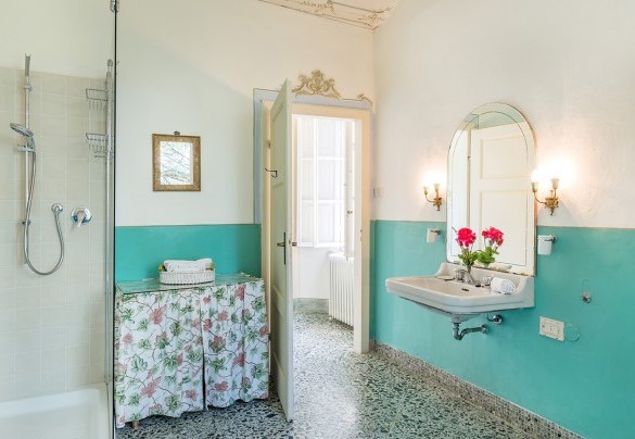 En suite bathroom with shower on the ground floor - Villa Lemura 