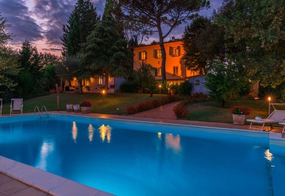 La villa si trova nel cuore della Toscana a breve distanza da Firenze e da Arezzo – Villa Leonardo