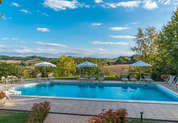 La piscina rettangolare, larga 6 x 12 m è profonda 1.50 m – Villa Leonardo