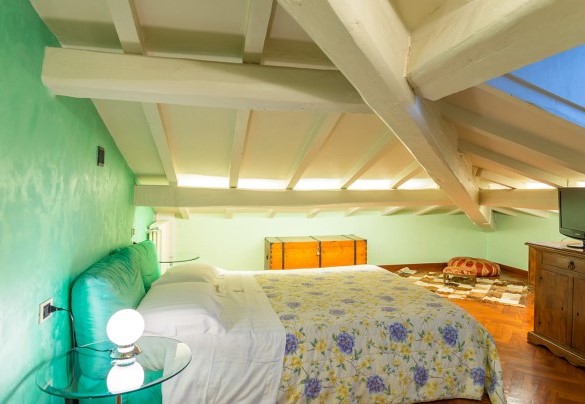 Double bedroom  with a 1.30 m high ceiling with ensuite bathroom with shower on the attic – Villa Leonardo