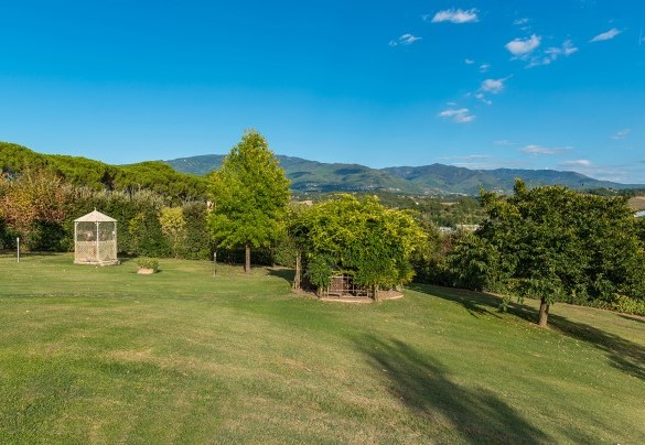 Uno spazio esclusivo con tanto verde intorno e piscina privata – Villa Leonardo