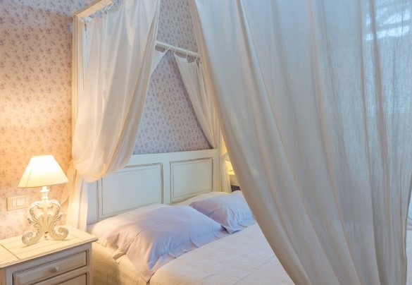 Camera matrimoniale con bagno en-suite con doccia – Villa Leonardo