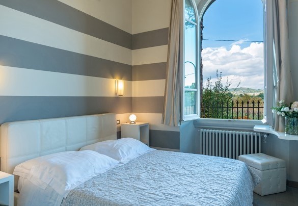 Camera matrimoniale con bagno en-suite con doccia al primo piano – Villa Leonardo