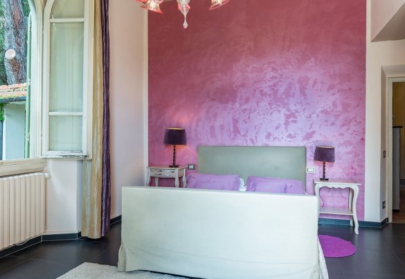 Camera matrimoniale con bagno en-suite con doccia e terrazza – Villa Leonardo 
