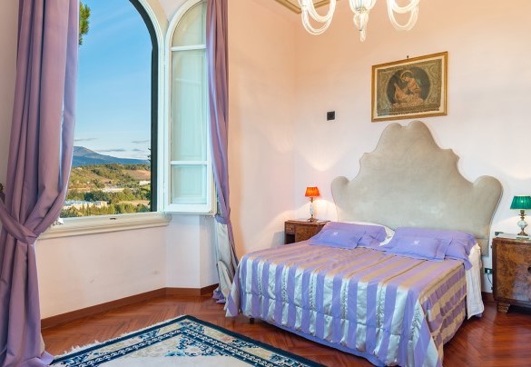 Camera matrimoniale della suite al primo piano – Villa Leonardo