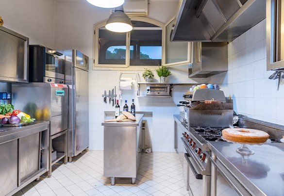 La cucina professionale vicino alle sale da pranzo – Villa Leonardo