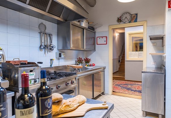 La cucina professionale vicino alle sale da pranzo – Villa Leonardo