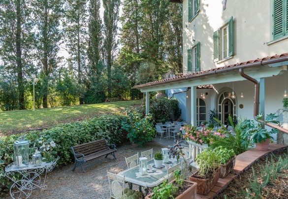 La villa è disposta su tre livelli con tanto verde intorno – Villa Leonardo