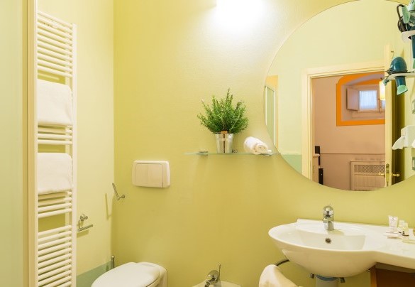 Bagno en-suite con doccia nella camera matrimoniale – Villa Leonardo