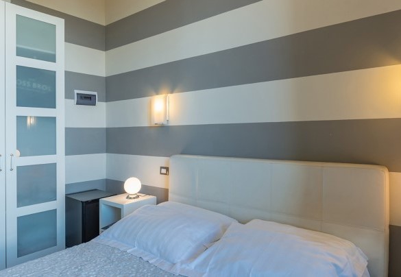Camera matrimoniale con bagno en-suite con doccia al primo piano – Villa Leonardo