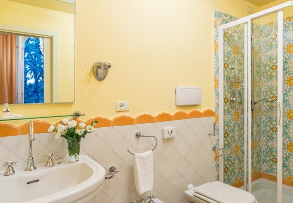 Bagno en-suite con doccia nella camera matrimoniale – Villa Leonardo
