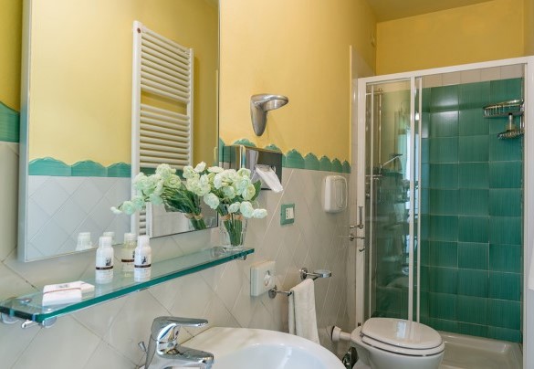 Bagno en-suite con doccia nella camera doppia (con letti unibili) al primo piano – Villa Leonardo