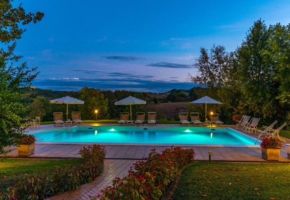 L’area piscina al tramonto – Villa Leonardo