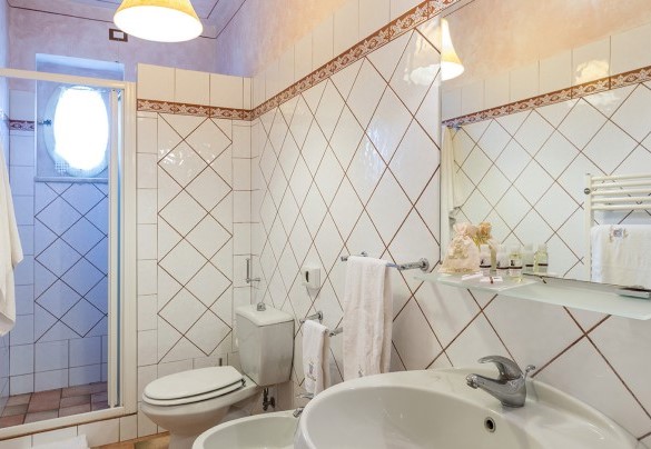 Bagno en-suite con doccia nella camera matrimoniale al piano terra – Villa Leonardo